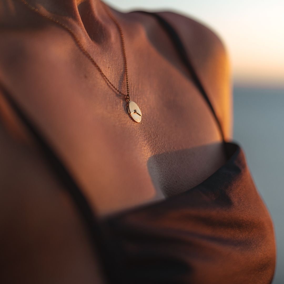 Collier mobile en plaqué or porté