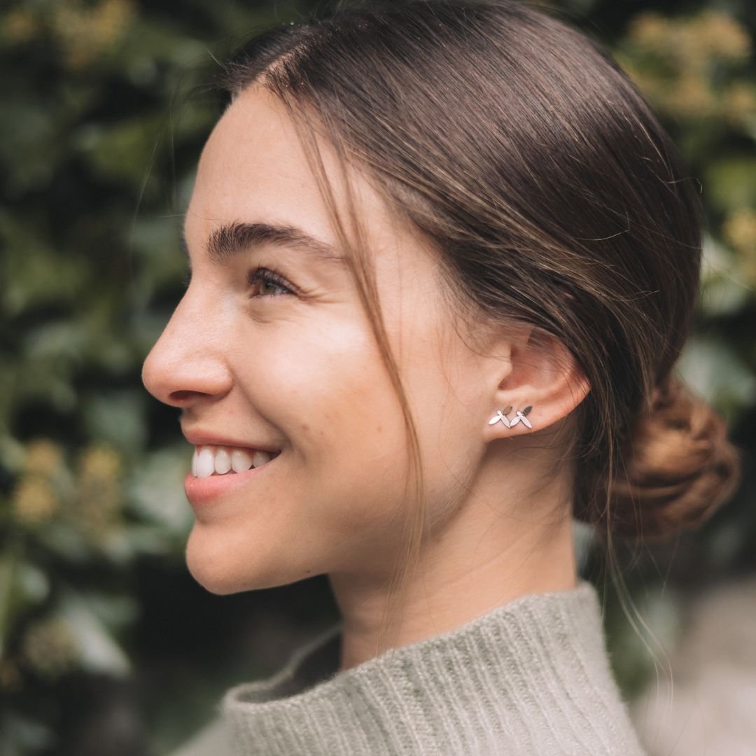 Boucle Abeille argent portée