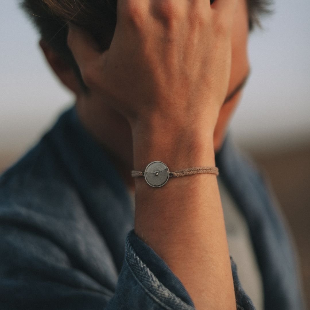 Bracelet Mobile Pour Lui porté