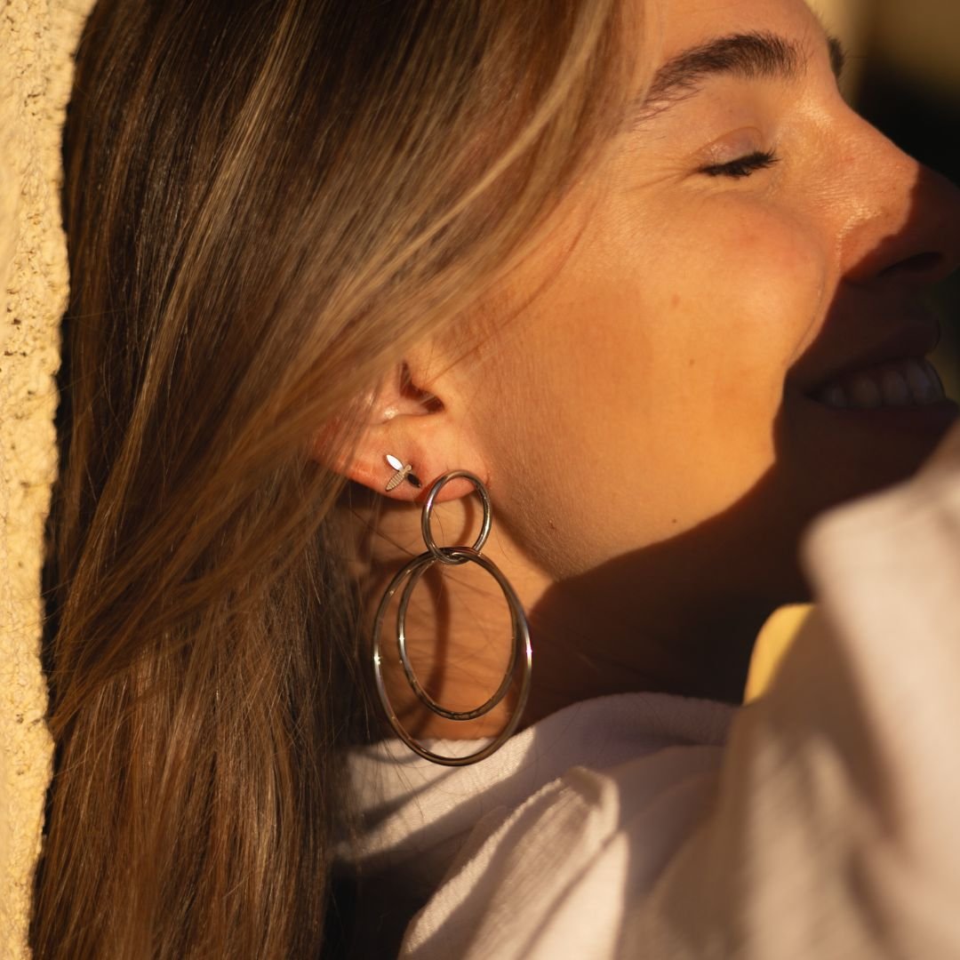 Boucle IRMA XL 4 Boucle Irma XL et abeille argent portées