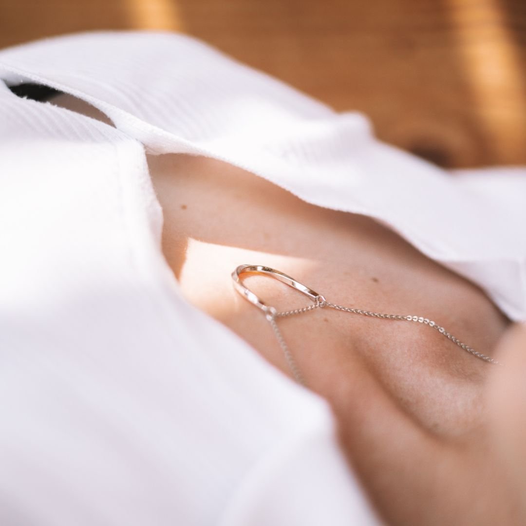 Collier Twist argent porté