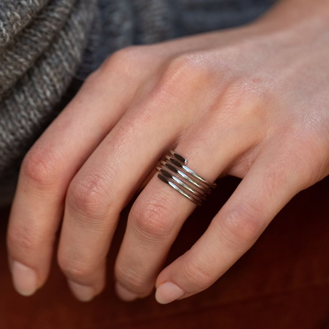 Bague Nora en argent portée