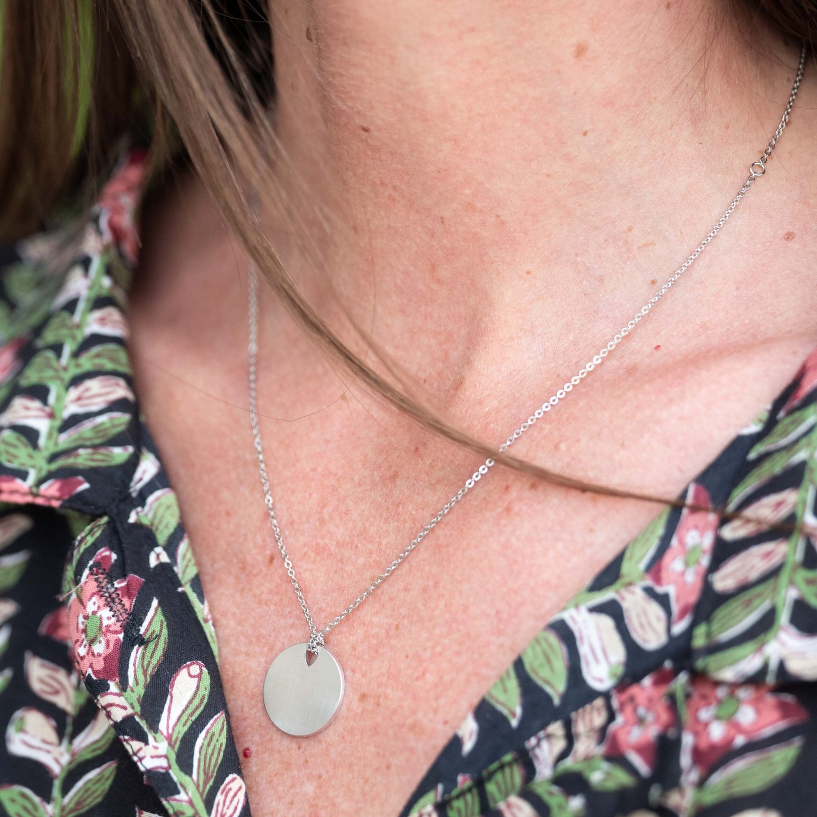 Collier MÉDAILLE Large argent porté