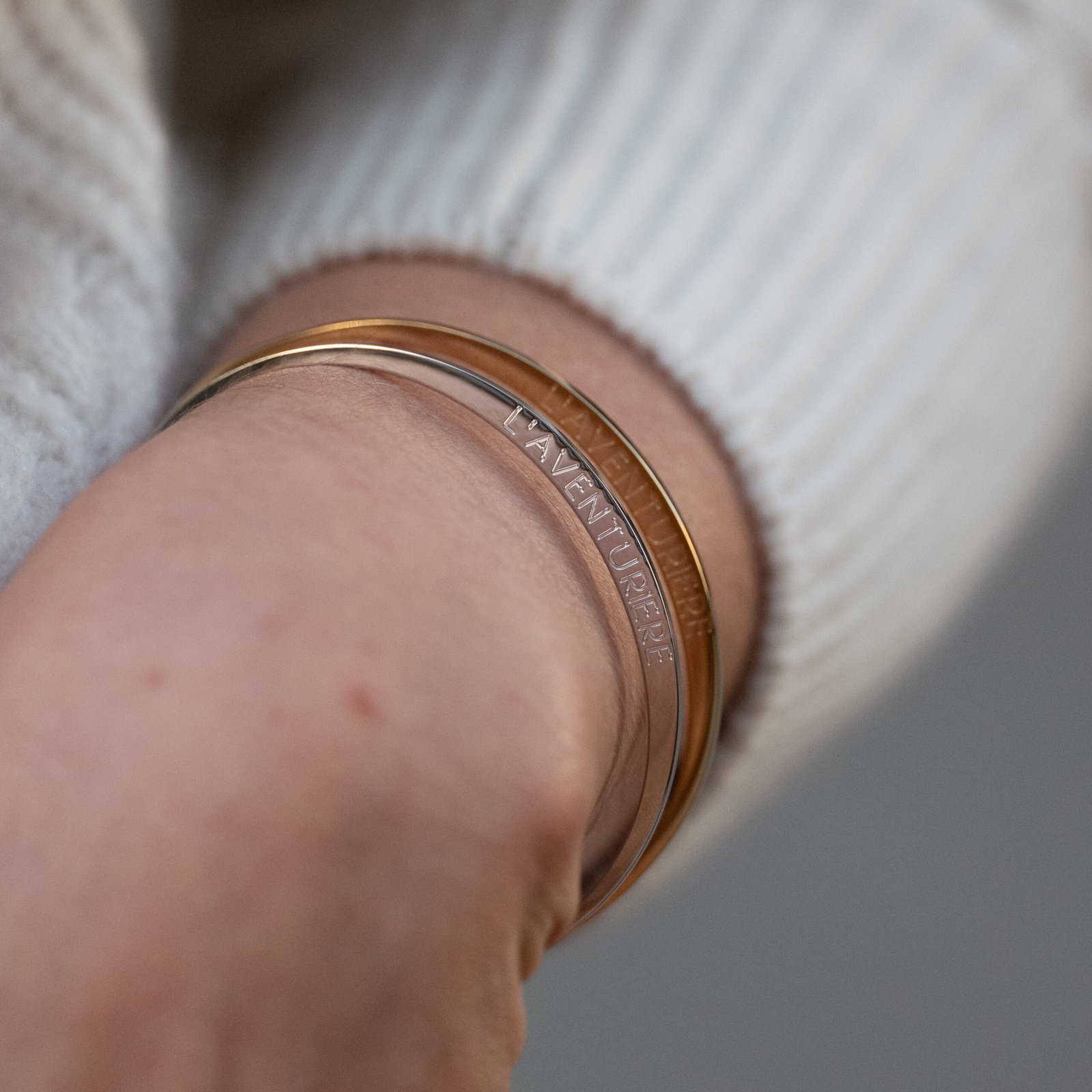 Bracelet L'AVENTURIÈRE en plaqué or porté